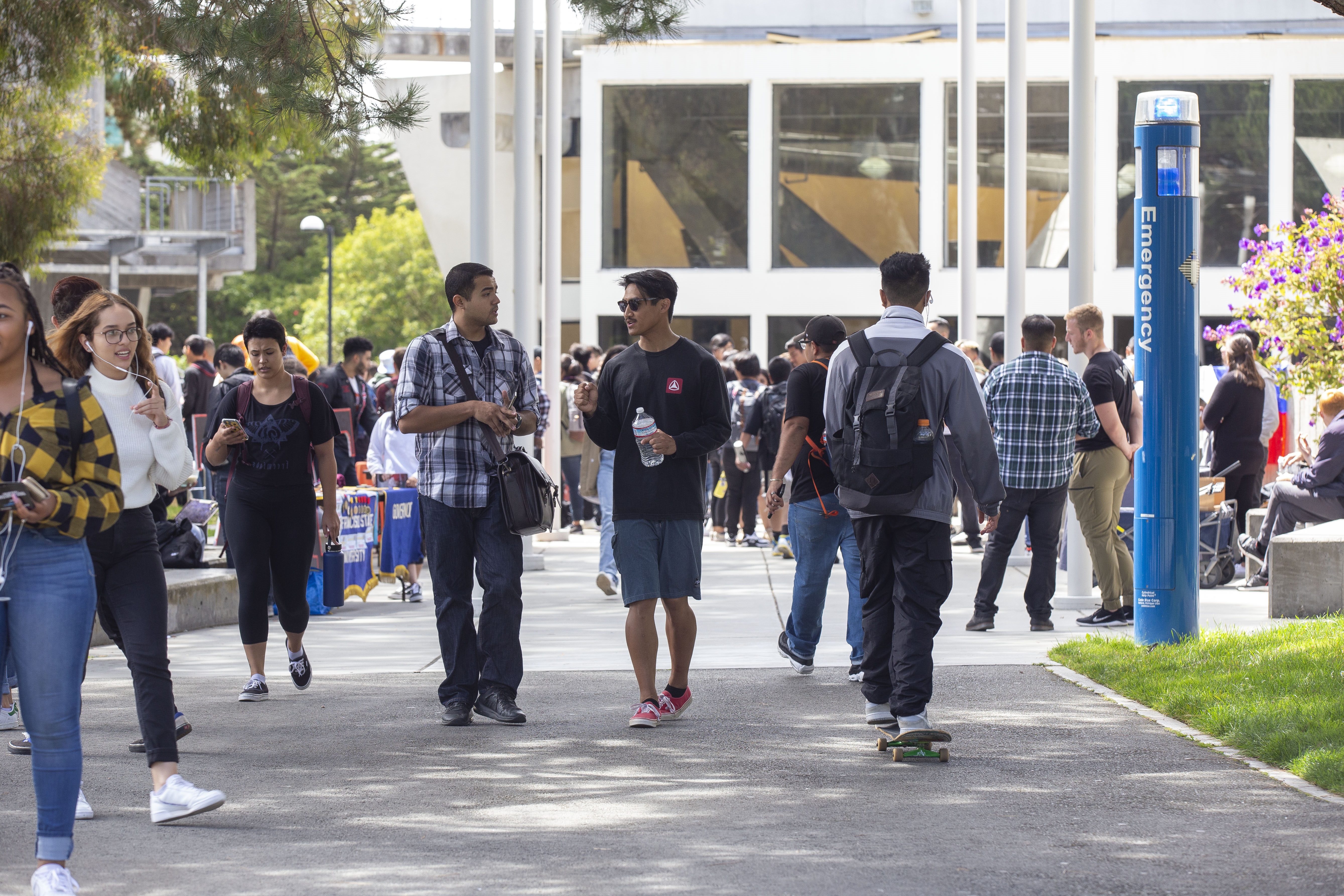 Students walking through the pathways on campus